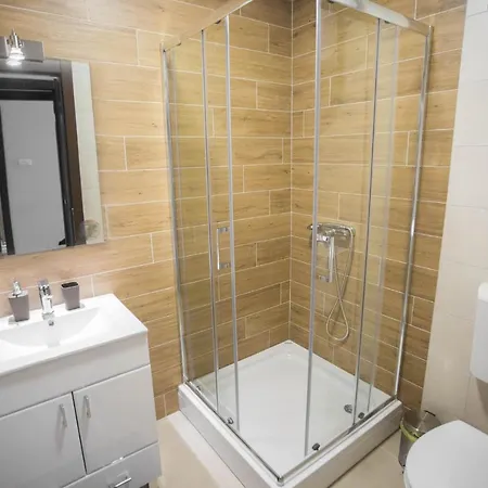 Centar Lux 2 אכסניה זרנג'נין